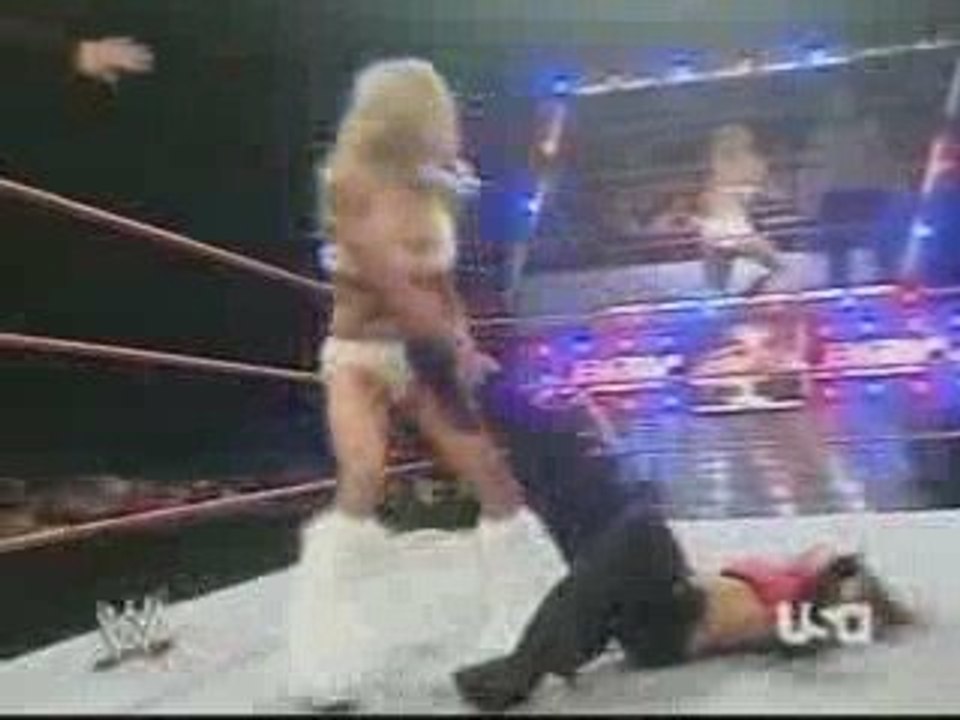 raw-11-28-05-ASH-TRISH-MIC-VS-TORI-CAND-VIC