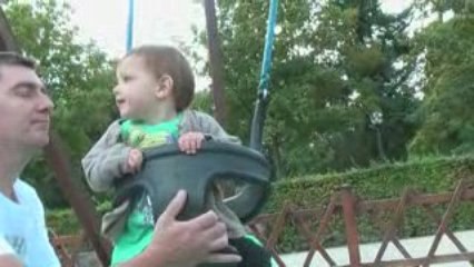 Constance fait de la balançoire