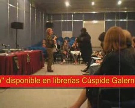 Un gorila escritor en la feria del libro.