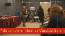 Un gorila escritor en la feria del libro.