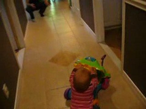 Ève qui marche avec son trotteur.