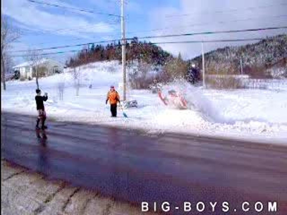 Saut en moto neige loupe
