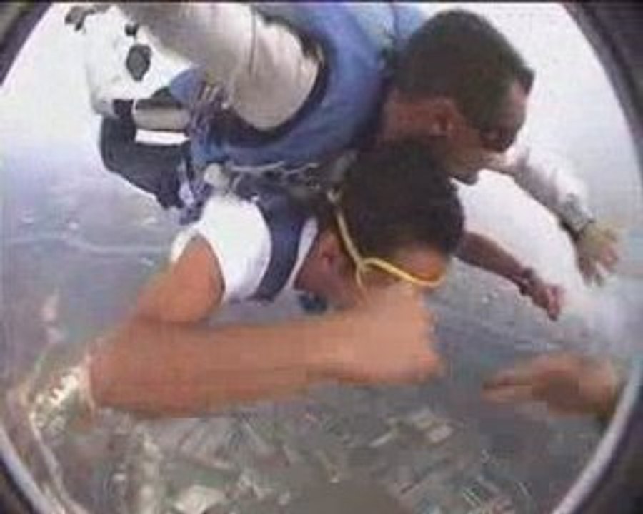 Saut en parachute d' Alex à Pujaut avec "Tombé du ciel".