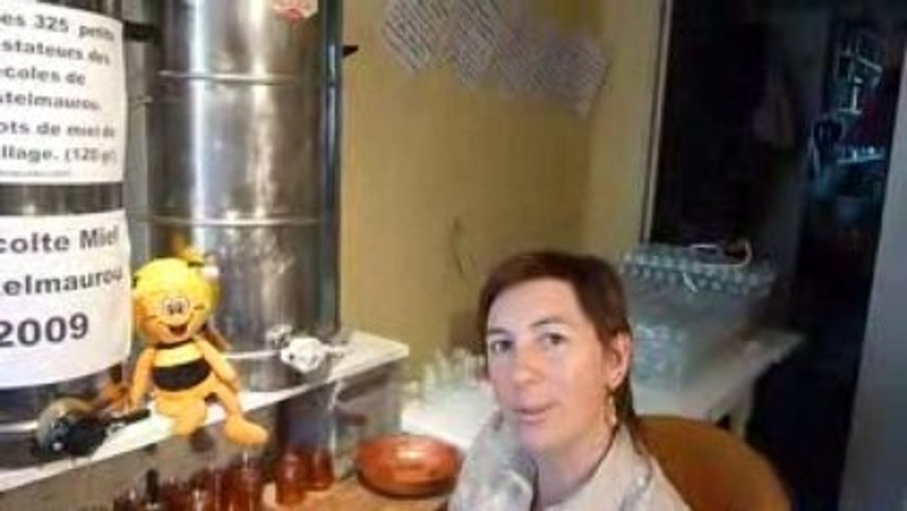 mise en pots du miel  pour les enfants de Castelmaurou
