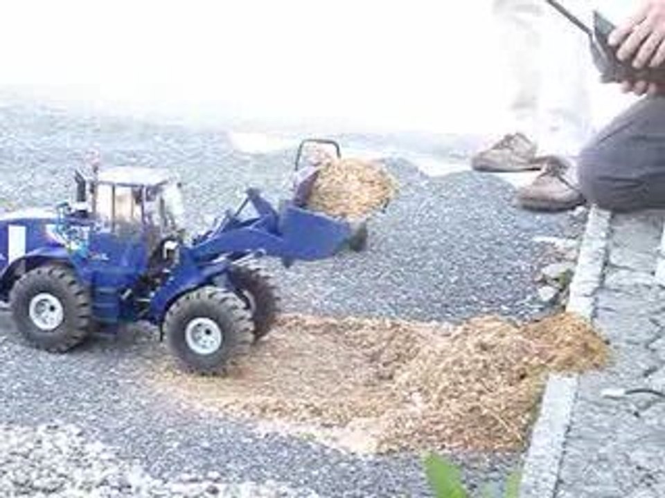 Bernex 09 Chargeuse preparation tas de sciure