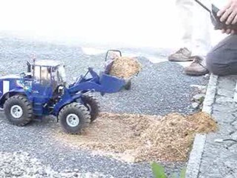 Bernex 09 Chargeuse preparation tas de sciure