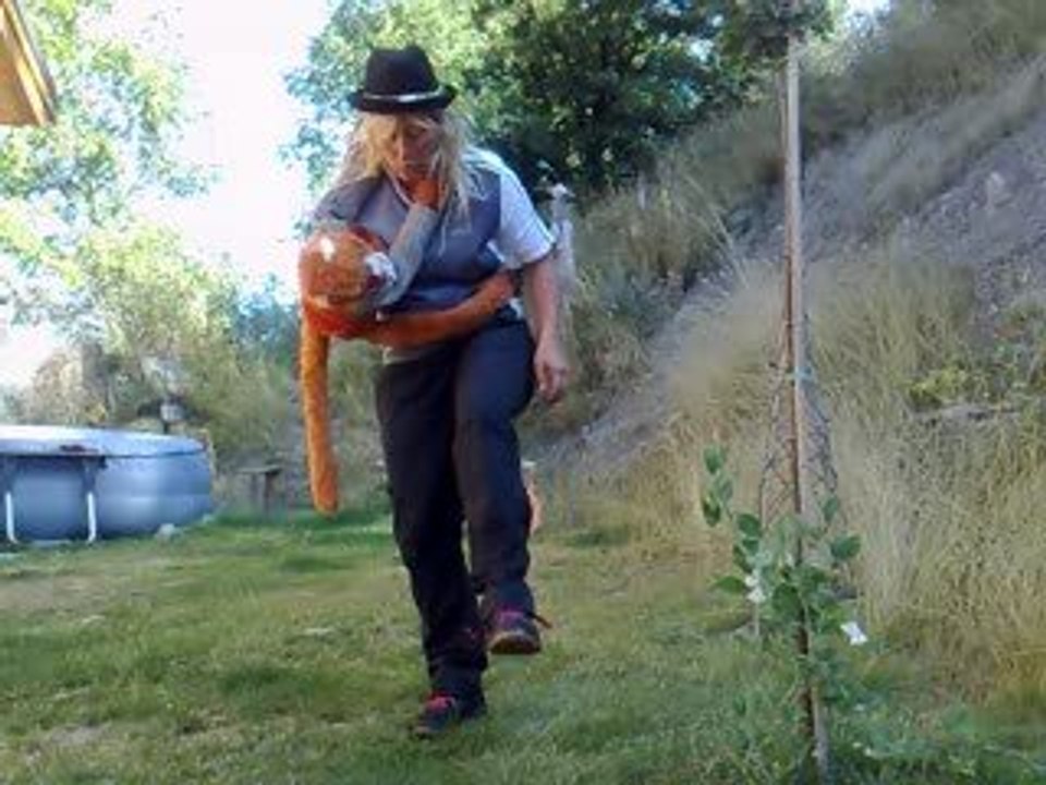 Totoche apprend a faire les lacets!