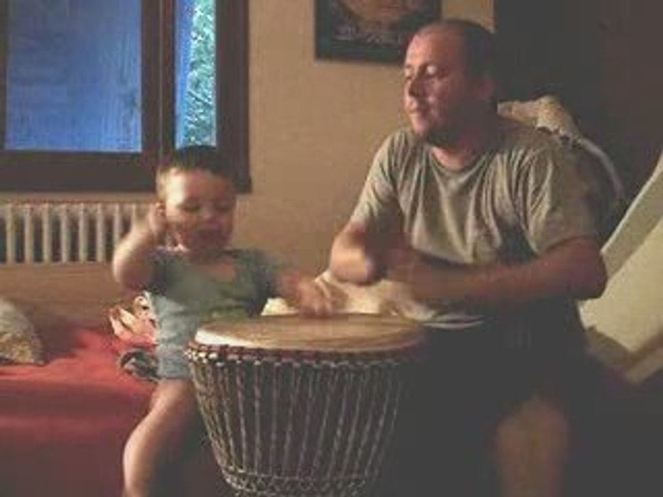 Emile fait du djembé avec son père