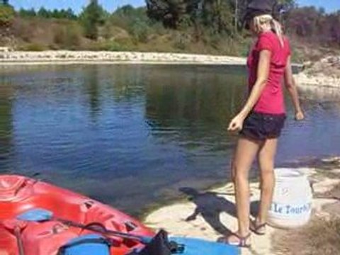 Mikael qui teste l eau du gardon collias 30 gard