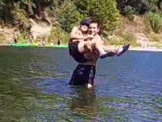 mik en train de faire semblant d envoyer marine en lair