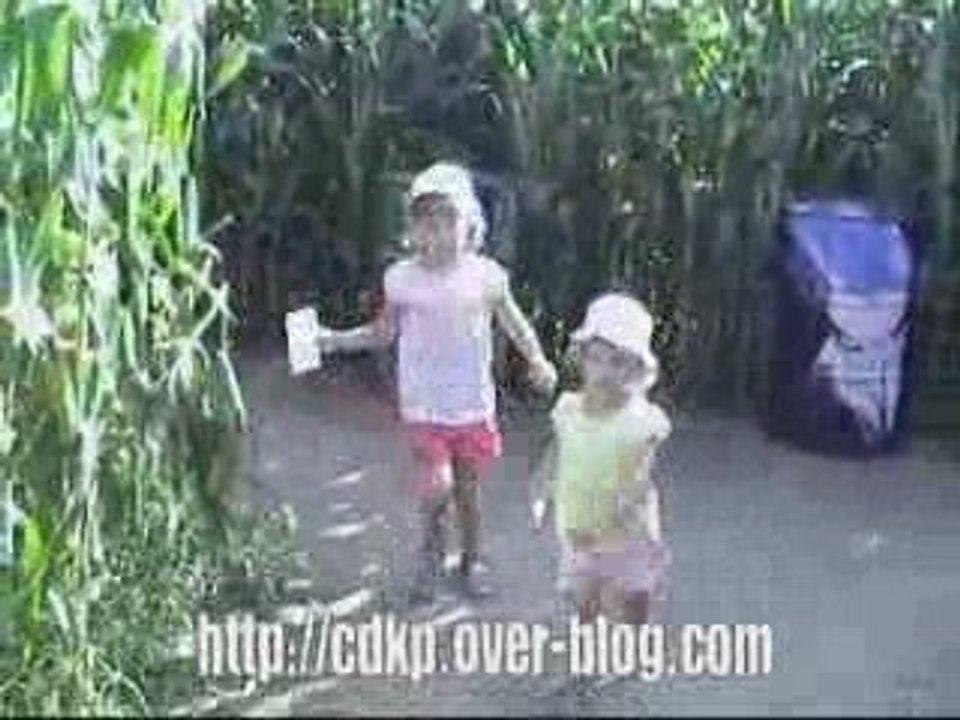 Clara & Léane dans le Labyrinthe de beaugency  - été 2009