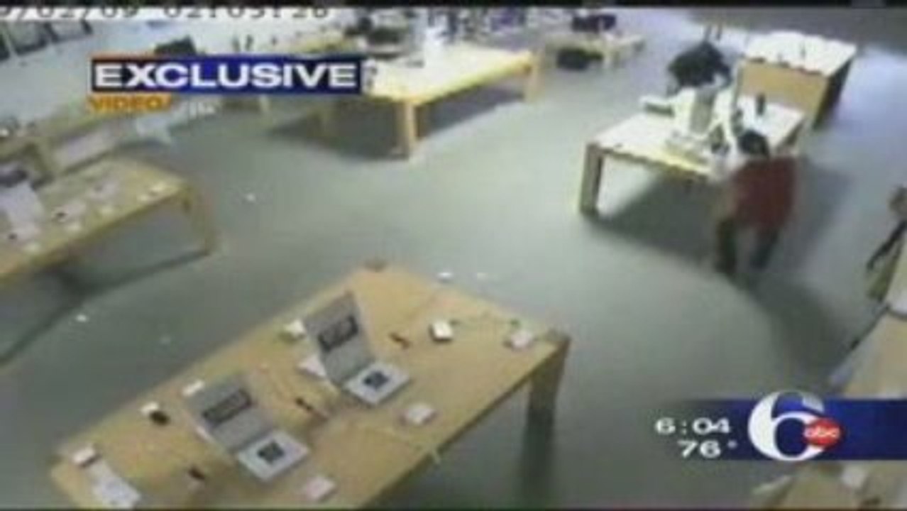 Smash and grab theft at Apple Store Video