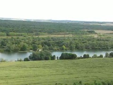 Vallée de la seine vue du haut du chateau de la Roche-Guyon voyages-inattendus.com