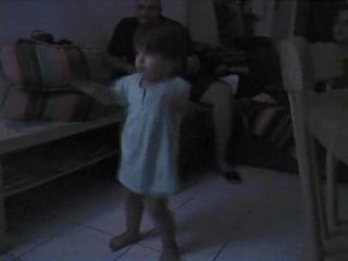 Léa danse sur The black eyed peas " Boom boom pow "