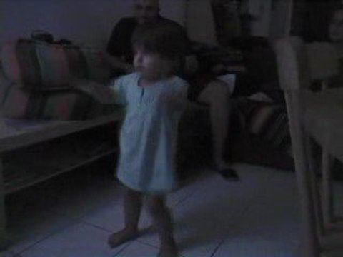 Léa danse sur The black eyed peas Boom boom pow