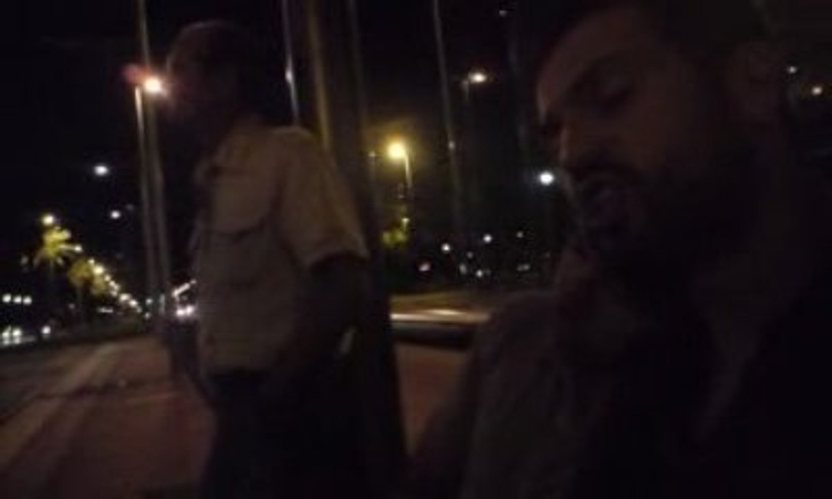 V060909_06.05 Bob chante en attendant le tram barcelonais