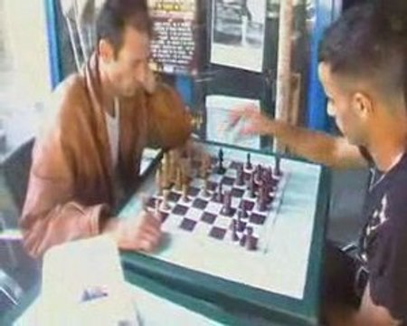 street bench-partie d'echec en terrasse