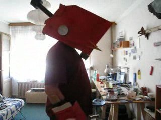 test avec deux mains et une tête de robot XD