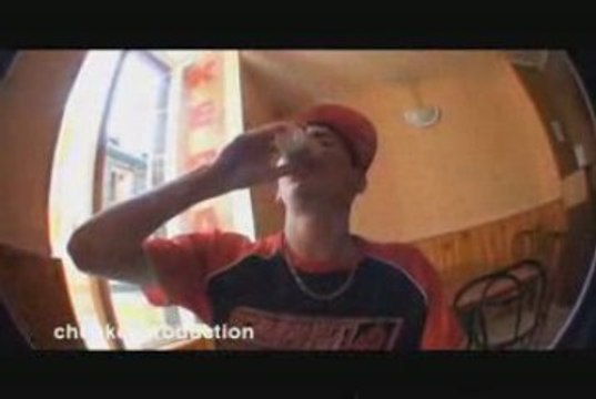 Regis boit deux bouteille de Tabasco