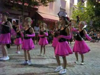 Défilé 5 aout feu d'artificie à chateaurenard avec la danse