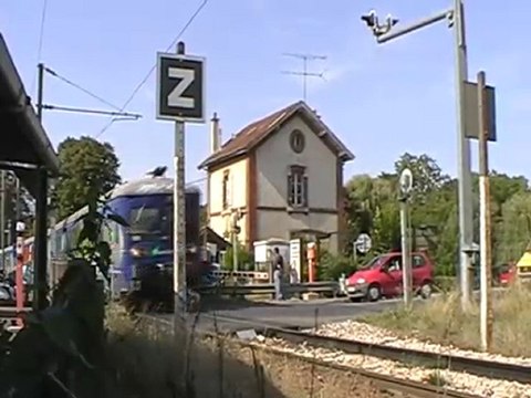 BB17000 + Rame Inox Omnibus en gare de Quincy Couilly Saint Germain