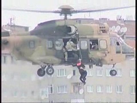 istanbul da sel felaketi mahsur kalanlar Helikopterle kurtar