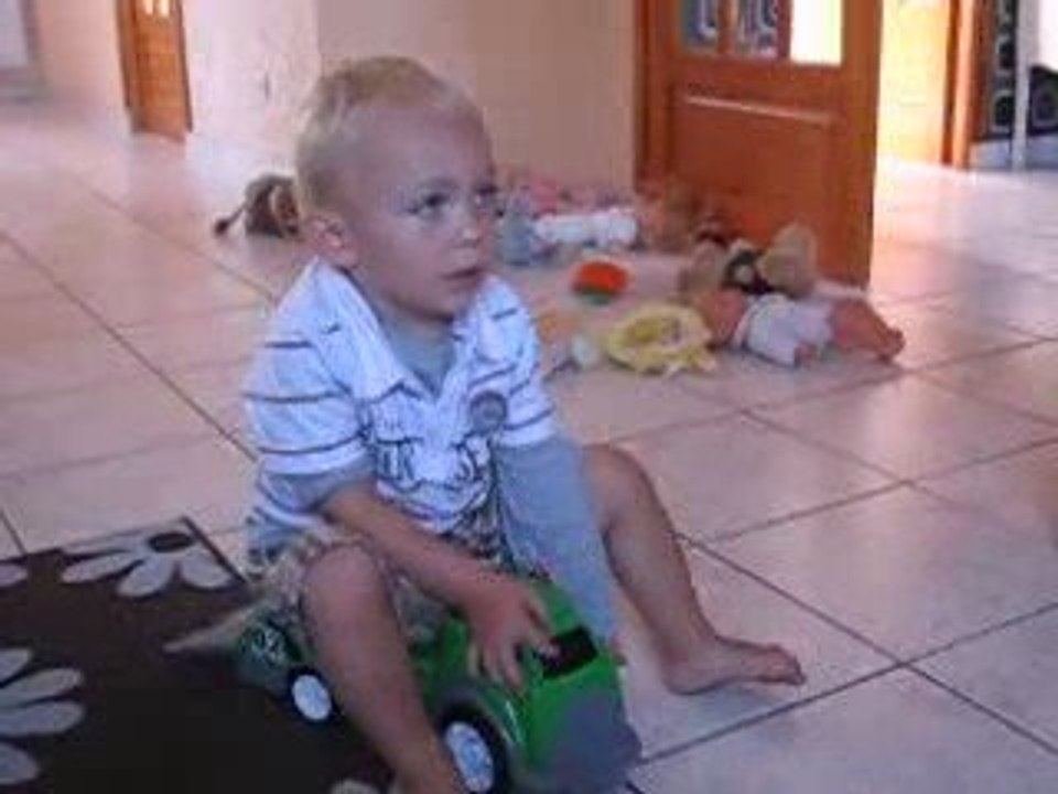 Théo devant le foot...