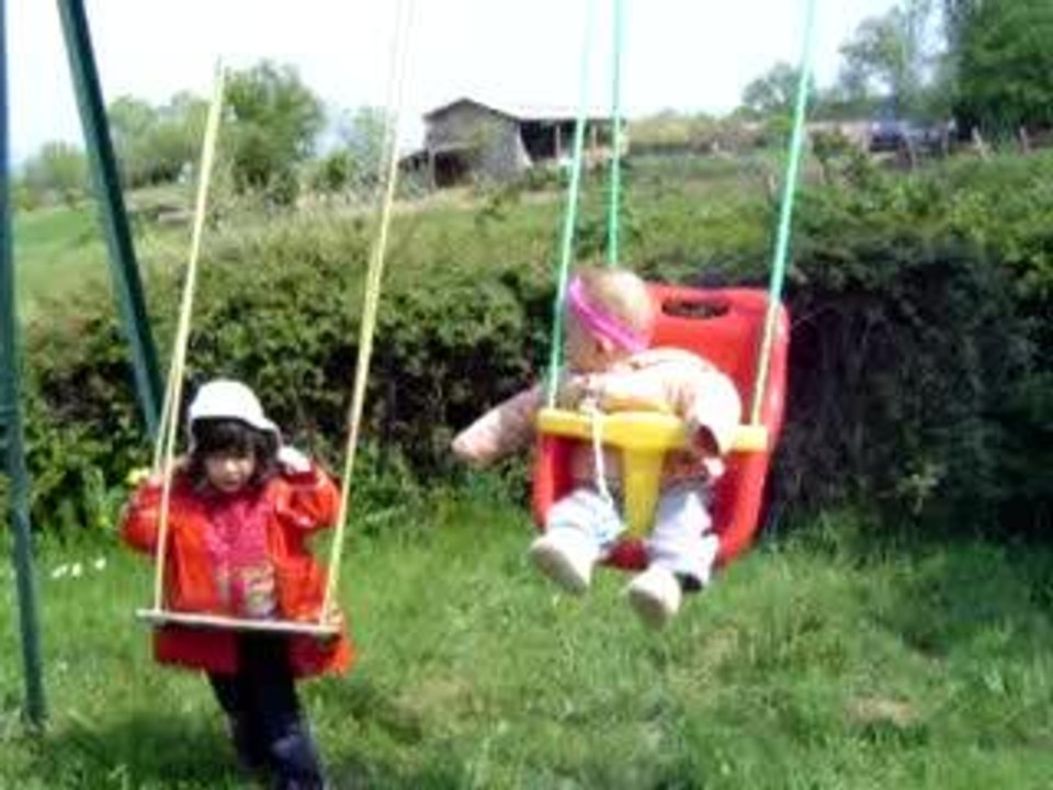 Emma et Ambre sur la balançoire