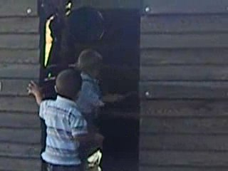 bébé joue de la musique