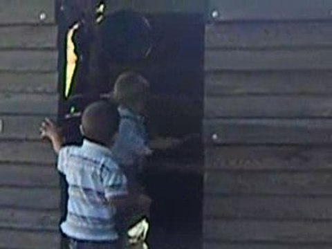 bébé joue de la musique