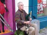 Joueur de cornemuse irlandaise dans les rues de GALWAY