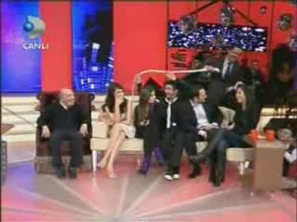 Kaya Yanar ve Fatma Bulut Beyaz Show'da helyum gazi çekerken