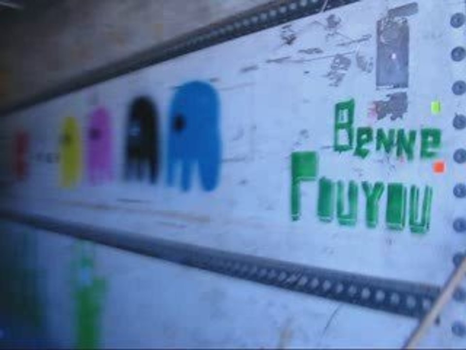 Des pouyous peinturlurent.
