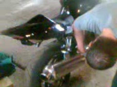 La Mafia-974-soldat en mode réparation de moto ac tonton SAM