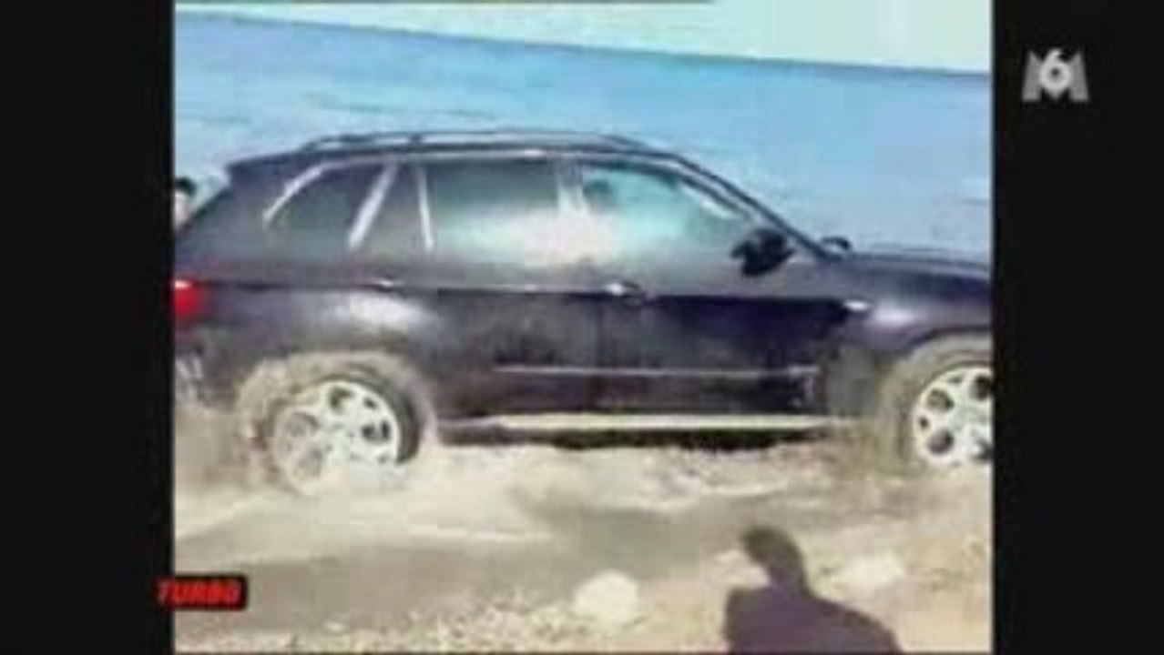 BMW X5 coincé sur la plage