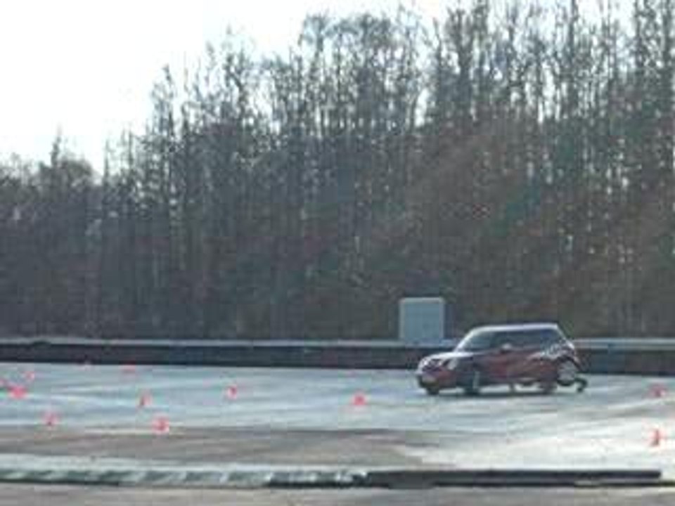 Cascade : dérapage d'une mini cooper
