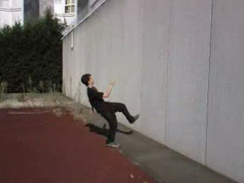 Salto murale by Kev'