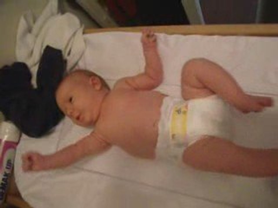 Manon sur la table à langer