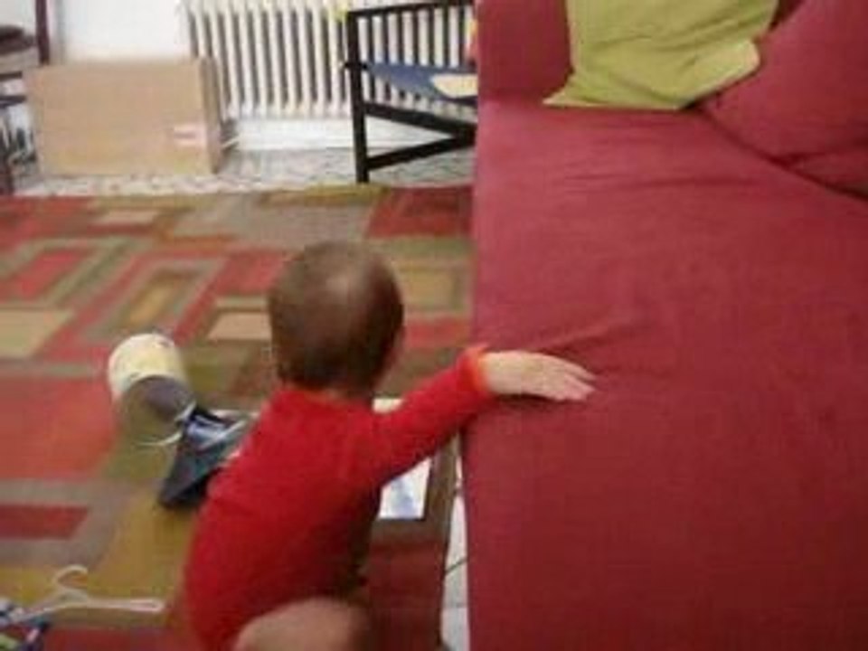 Elio se déplace le long du canap'