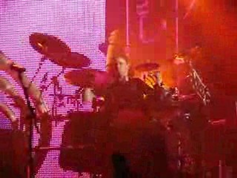 Nickelback covers Kings Of Leon - Use Somebody