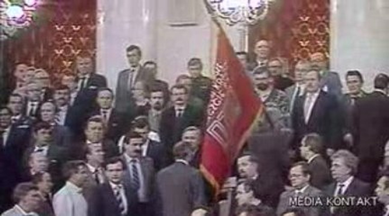 Wyprowadzenie sztandaru ostatniego zjazdu PZPR