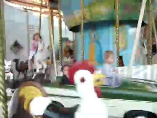 Evan nargue Maman sur le manège