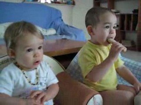 noa, mila et thom le tracteur