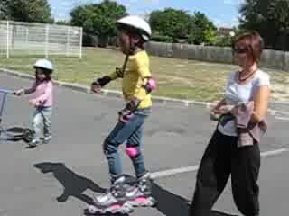 Léa fait du roller
