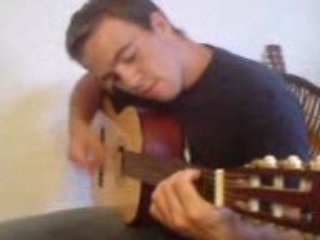 Régis joue aussi de la guitare