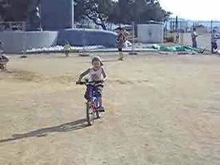 PREMIER PAS D'AXEL A VELO