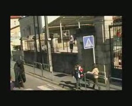 La mort vous remercie : la sortie d'école.