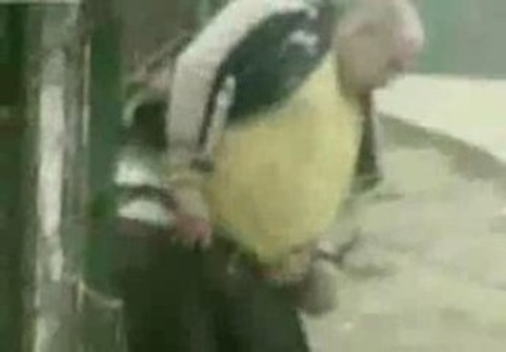 gars bourré tente de remettre son pantalon