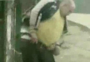 gars bourré tente de remettre son pantalon