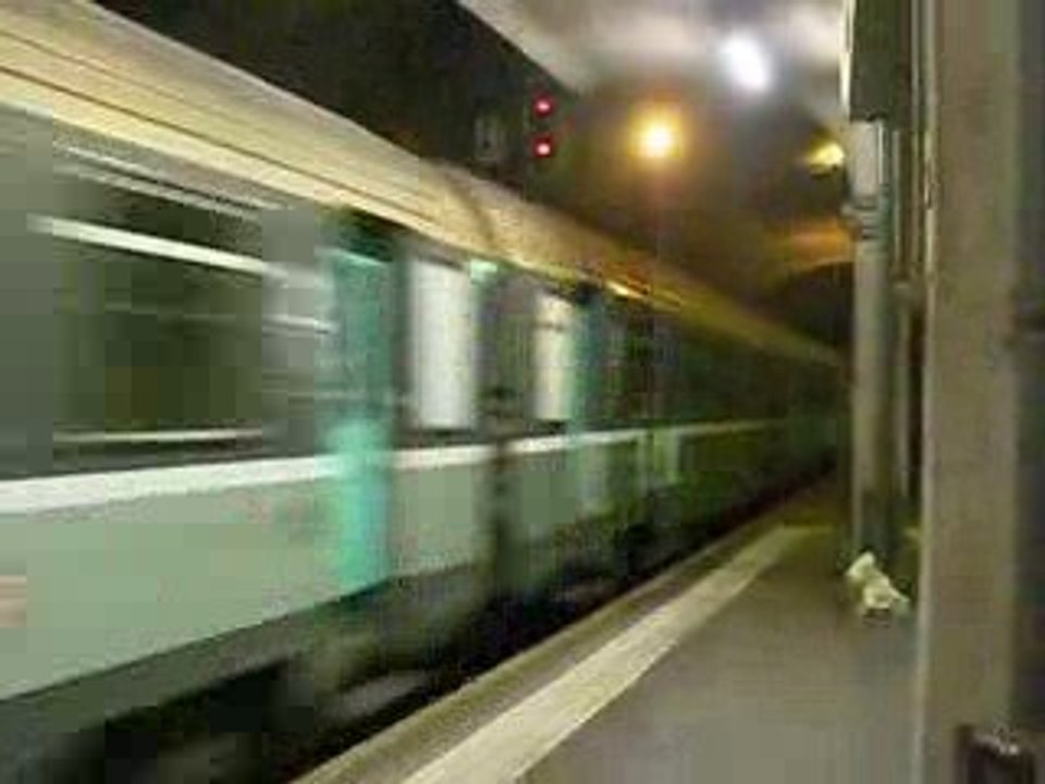 Passage d'un CIC sans arrêt à Rouen (80 km/h) voie 1